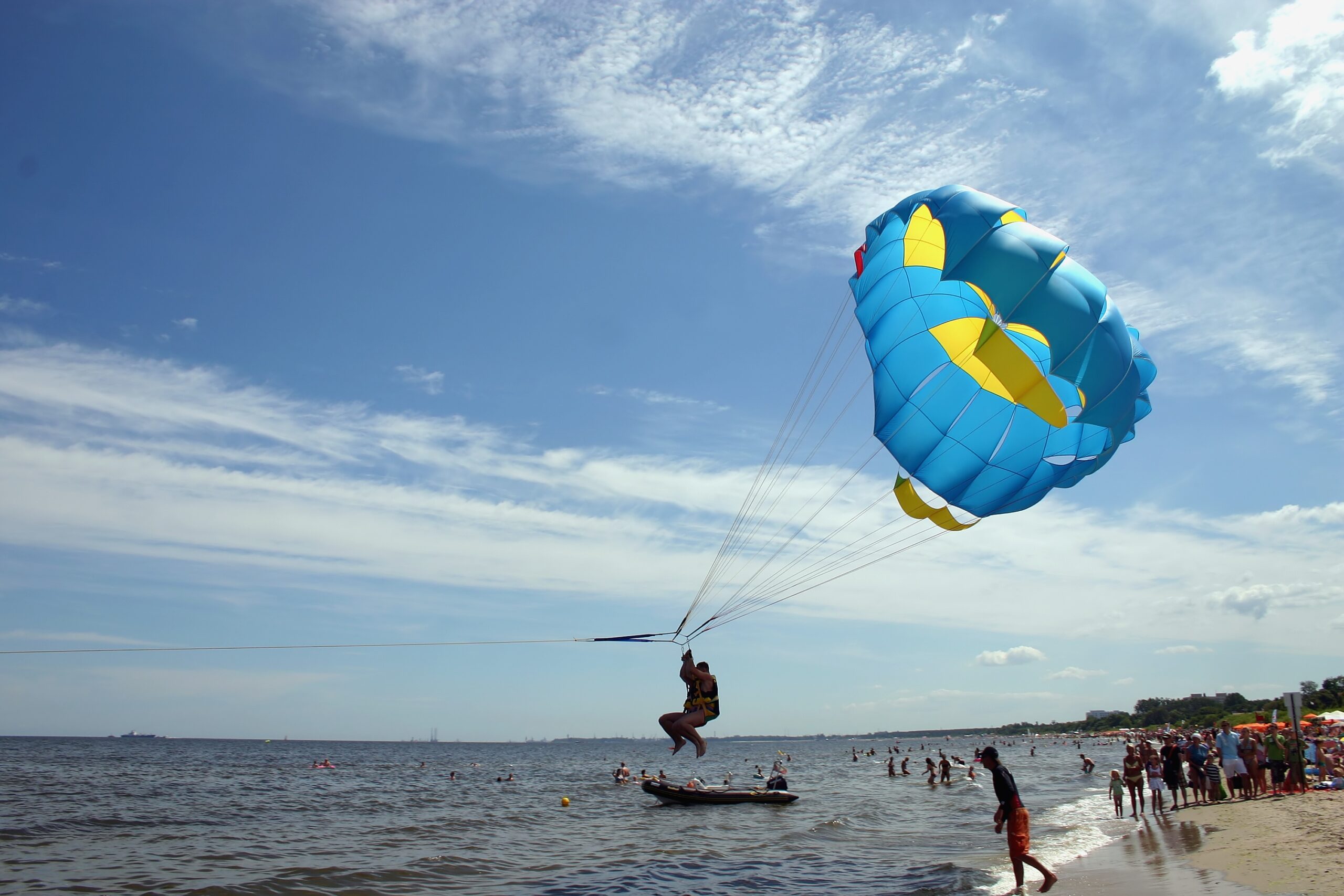 Parasailing_at_the_beach