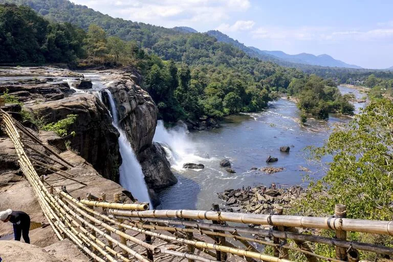 Wooden-Railing-along-the-edges-of-Athirapally-Waterfalls