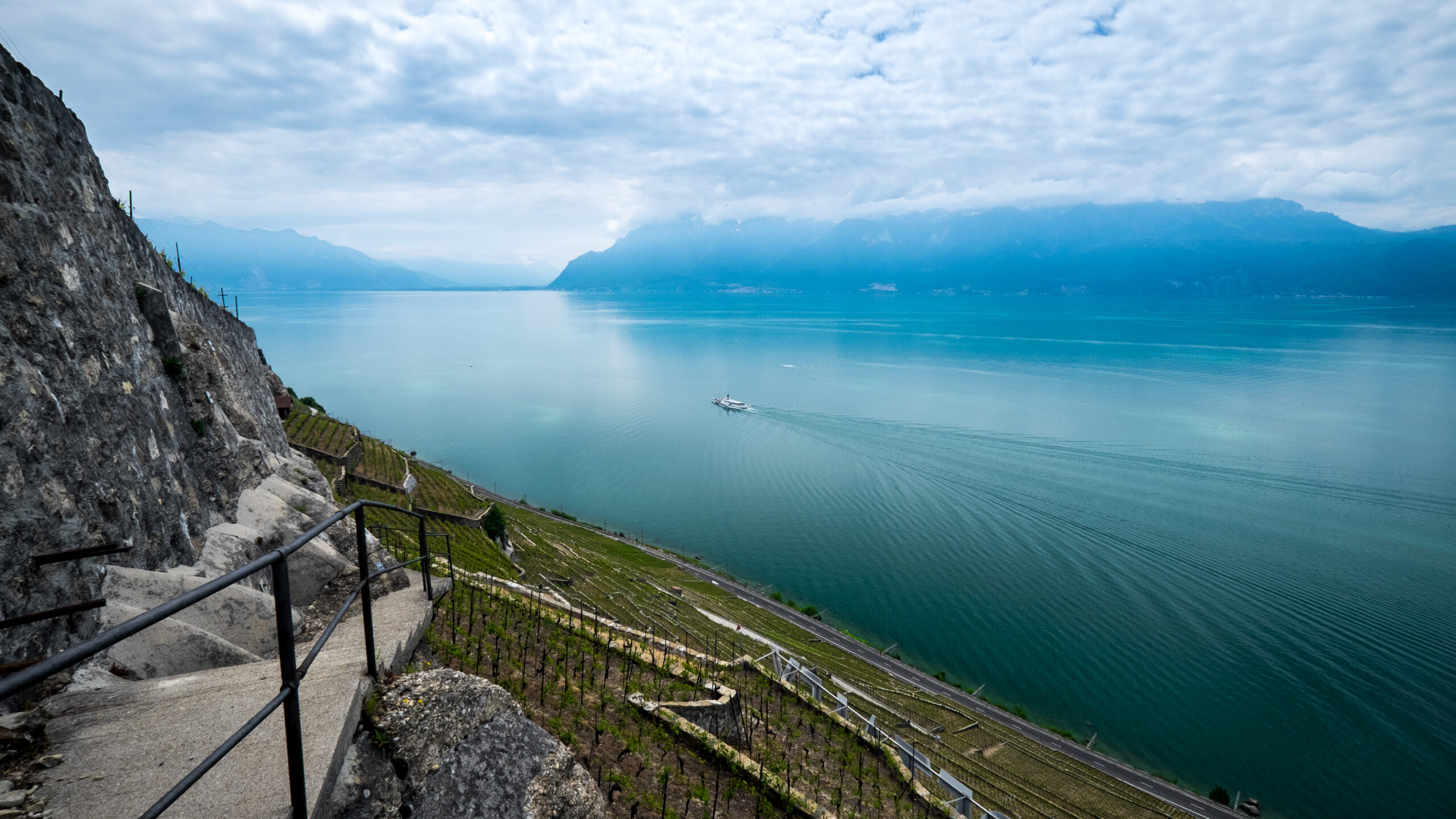 Lake_Geneva_with_Vineyards_in_Lavaux