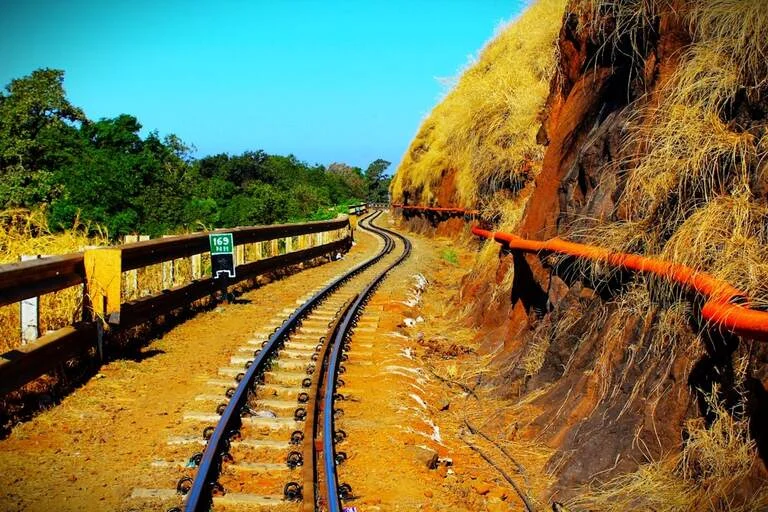 Matheran-toy-train-railway-track