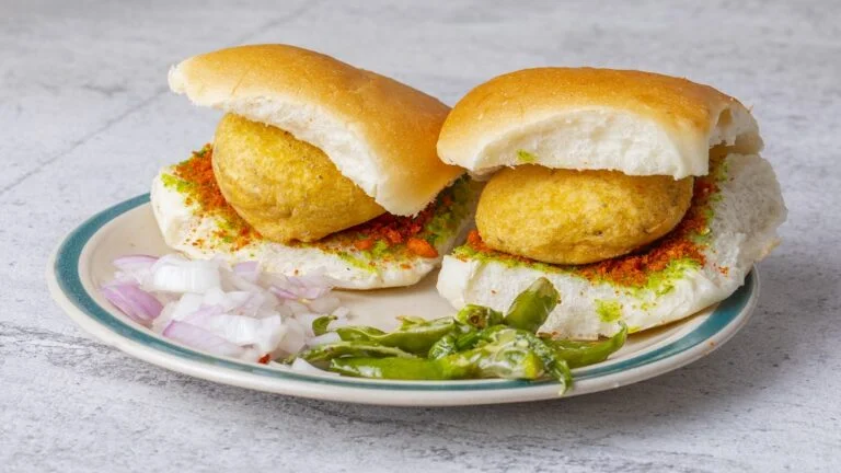 indian-famous-street-food-vada-pav-768x432
