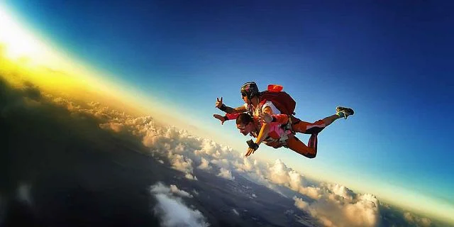 Experience the thrill of skydiving together