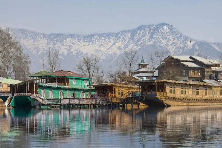 Srinagar: Dal Lake, floating markets and shikara rides
