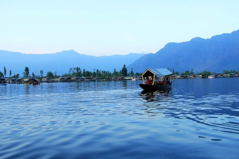 Houseboat ride at srinagar