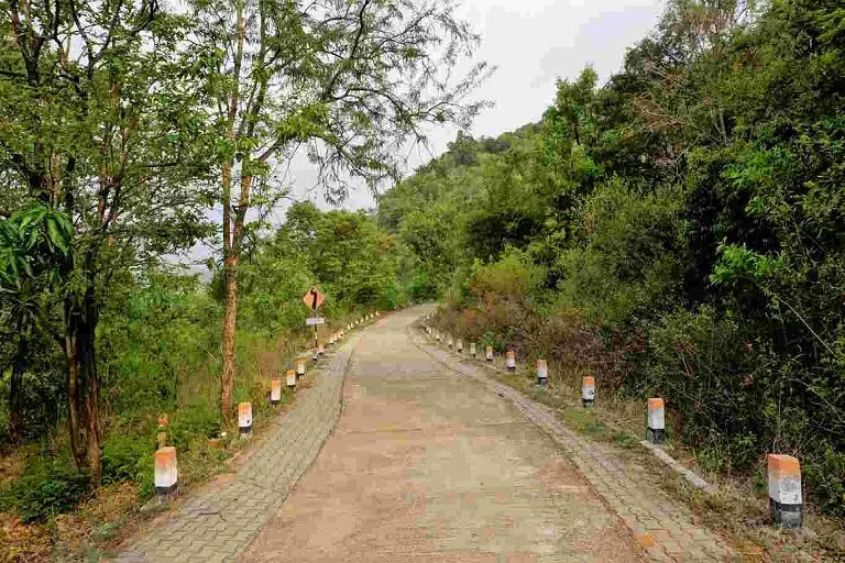 Avalabetta Hilltop: Panoramic Serenity